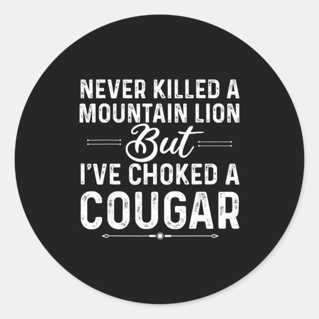 Pegatina Redonda Never Killed A Mountain Lion But I've Choked A Cou (Anverso)