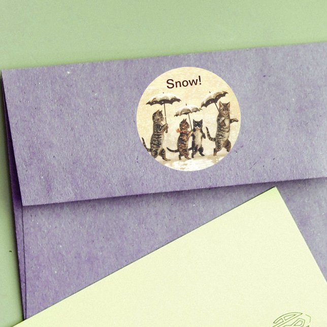 Pegatina Redonda Nieve de paraguas salvajes gatos (Four striped cats walking upright with umbrellas in snow on yellow round stickers.)