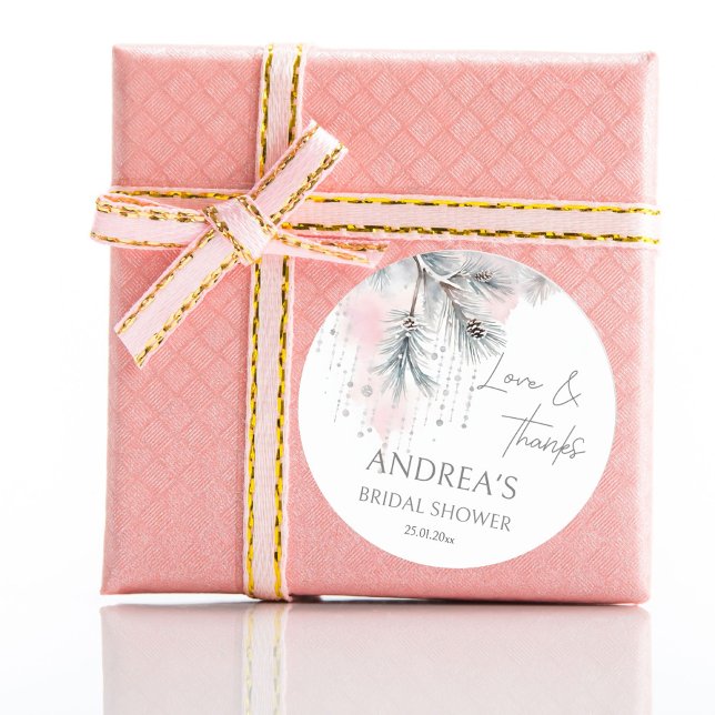 Pegatina Redonda Nieve en amor favor de ducha de novia en invierno (Snow in love winter bridal shower favor sticker watercolor pastel snowy pines thank you stickers)