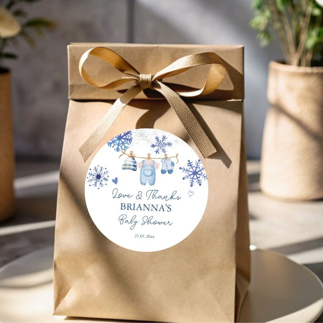 Pegatina Redonda Nieve enamorada copos de nieve invierno ducha de b (Snow in love boho snowflakes blue clothes on line winter baby shower favor sticker template)