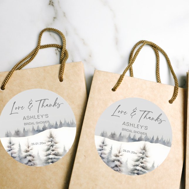 Pegatina Redonda Nieve enamorada favor para despedida de soltera de (Snow in love winter pines bridal shower thank you favor sticker watercolor snowy pines winter themed)