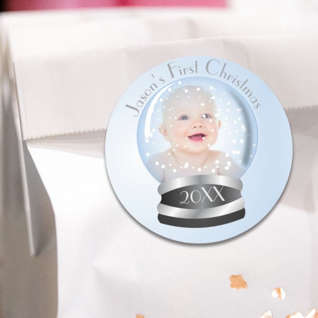 Pegatina Redonda Nieve Globe azul niño bebé Navidades foto (Snow Globe blue boy Baby's 1st Christmas Photo Classic Round Sticker)