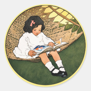 Pegatina Redonda Niña antigua leyendo en una hamaca