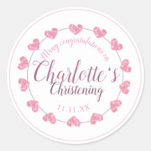 Niña bautizada con un regalo de corazón rosa y bla