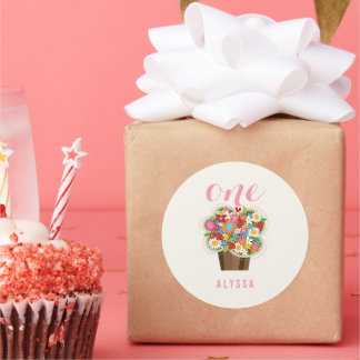Pegatina Redonda Niña de Cumpleaños con Cupcake de Flores Coloridas