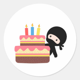 Pegatina Redonda Ninja minúsculo detrás de la torta de cumpleaños
