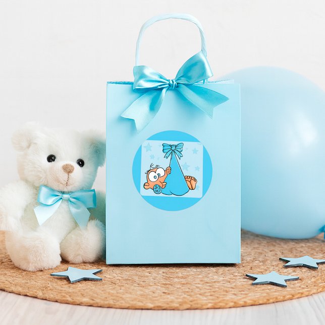 Pegatina Redonda Niño Adorable con Pacificador en Sling (Subido por el creador)