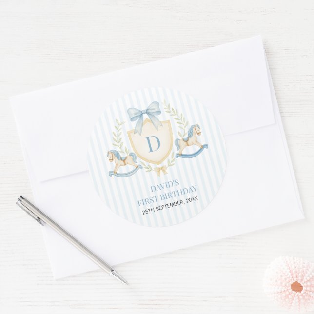 Pegatina Redonda Niño con Caballo de Balanza Elegante Cumpleaños (Sobre)