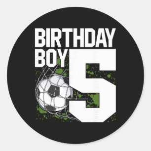 Pegatina Redonda Niño fanático del fútbol en su quinto cumpleaños 5