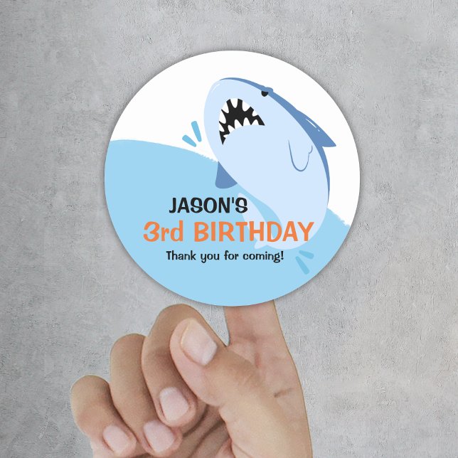 Pegatina Redonda Niños El Día del Aniversario del Tiburón Niño Sumi (Kids Shark Birthday Party Boy Supplies Favors Classic Round Sticker
)