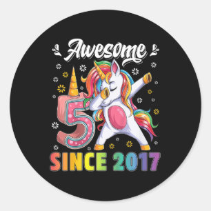 Pegatina Redonda Niños increíbles dabbing unicornio cumpleaños de 5