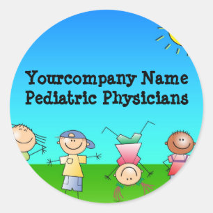 Pegatina Redonda Niños que juegan al aire libre en un día soleado