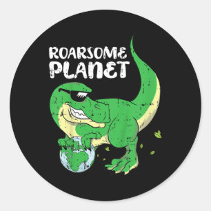 Pegatina Redonda Niños rugiendo en el planeta Tierra Día Dinosa Amb