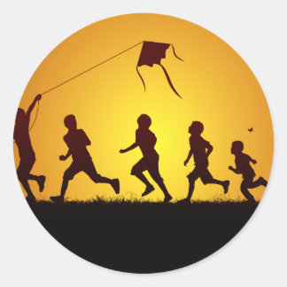 Pegatina Redonda Niños volando una cometa