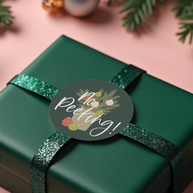 Pegatina Redonda No al ornamento de follaje rústico festivo (No Peeking Festive Rustic Foliage Ornament Green Classic Round Sticker)