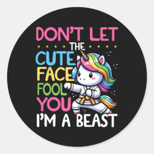 Pegatina Redonda No dejes que la cara más graciosa engañe a Unicorn