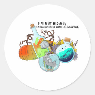 Pegatina Redonda No me estoy escondiendo; me estoy mezclando con lo