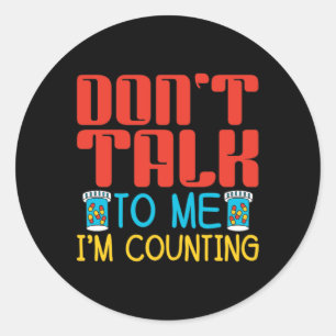 Pegatina Redonda No me hables, estoy contando farmacéutico de farma