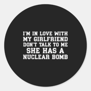 Pegatina Redonda No me hables, mi novia tiene bomba nuclear