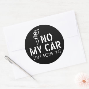 Pegatina Redonda No, mi auto no está hecho, aún es gracioso el gara