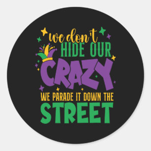 Pegatina Redonda No ocultamos la locura que desfilarmos en la barba