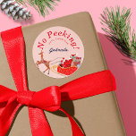 Pegatina Redonda No Peeking Pink Vintage Christmas Santa Sleigh<br><div class="desc">Nada De Mirar Antes De La Pegatina De Navidad. Celebra la época mágica y festiva de las fiestas con nuestra fiesta personalizado sin hacer sonar la pegatina navideña. Un lindo y hermoso padre Papá Noel, con la mano de Papá Noel, pintó ilustracion en trineo con su reno, en el cielo...</div>
