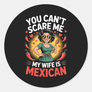 Pegatina Redonda No puedes asustarme, mi esposa es diseño mexicano 