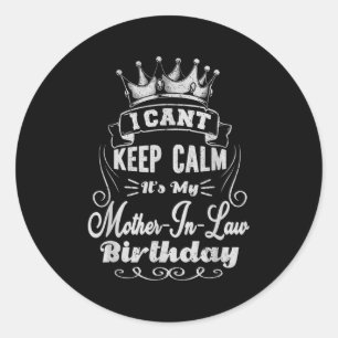 Pegatina Redonda No puedo mantener la calma, es mi cumpleaños suegr