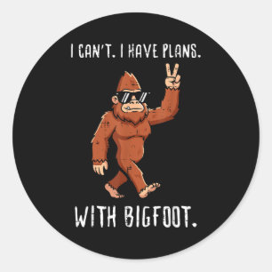 Pegatina Redonda No puedo tener un plan con Bigfoot Sasquatch diver