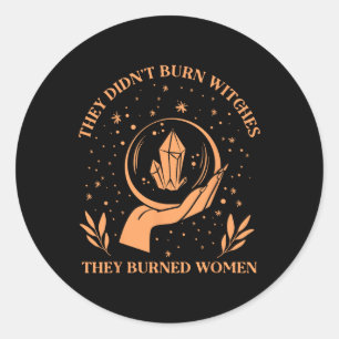 Pegatina Redonda No quemaron brujas que quemaron mujeres - feminist