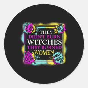 Pegatina Redonda No quemaron brujas que quemaron mujeres - Retro Fe