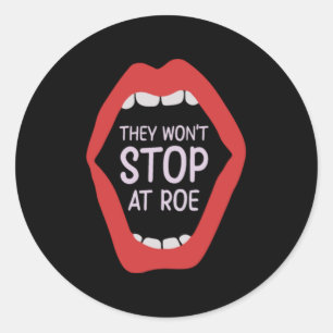 Pegatina Redonda No se detendrán ante el feminismo violento femenin