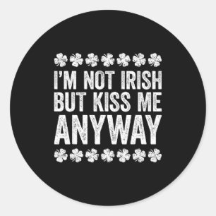 Pegatina Redonda No soy irlandés pero de todos modos bésame camiset