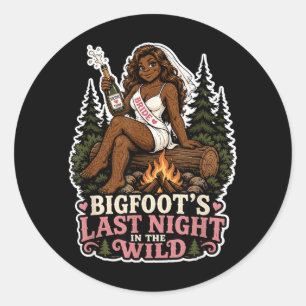 Pegatina Redonda Noche pasada salvaje fiesta de soltera de Bigfoot 