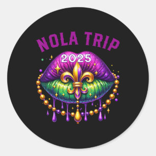 Pegatina Redonda Nola Trip 2025 Mardi Gras Labios Familia Vac