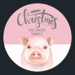 Pegatina Redonda Nombre de la familia Pink White Pig Merry Christma<br><div class="desc">Pegatinas de Navidad rosas y blancas con un lindo cerdo rosado y texto que dice,  "Feliz Navidad" con espacio para tu nombre familiar.</div>