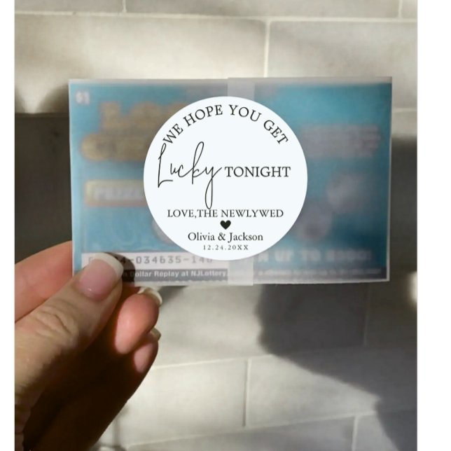 Pegatina Redonda Nombre de la pareja de billetes de lotería Boda pe (Modern personalized wedding lottery ticket bride groom name with date sticker)