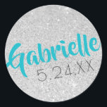 Pegatina Redonda Nombre personalizado Bat Mitzvah Silver Purpurina<br><div class="desc">Personalice este purpurina plateado y el cumpleaños turquesa o el pegatina Bat Mitzvah, favor label, o sello para sobres con su nombre y fecha de fiesta. * * * * * * * * * * * * * * * Haga clic en PERSONALIZAR para cambiar el color de la...</div>