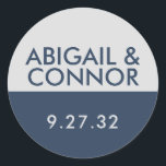 Pegatina Redonda Nombres de color gris azul de la Marina de la tipo<br><div class="desc">Elementos: fondo de alto contraste con fuentes sans serif y slab. Colores: Azul marino,  gris,  plata. Temas: Moderno,  minimalista,  limpio,  sencillo,  escandinavo,  moderno,  sofisticado,  geométrico,  zen. Colección: Moderna suite de Bodas de color azul de la Marina,  de contraste Minimalista. Tipo de producto: Pegatina de nombres</div>