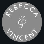Pegatina Redonda Nombres personalizados de Bodas grises minimalista<br><div class="desc">Estos stickers de boda neutrales y personalizados son una bella adición a cualquier celebración boda. Estos pegatinas de personalizable están diseñados para darle un toque personal a sus favores matrimoniales o para agradecerles regalos. Vienen en diferentes formas y tamaños. Estos pegatinas también se pueden utilizar para etiquetar elementos como invitaciones,...</div>