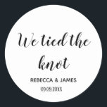 Pegatina Redonda Nos atamos al Boda del nudo<br><div class="desc">Vinculamos el nudo Boda Invitación pegatinas de la Ronda</div>