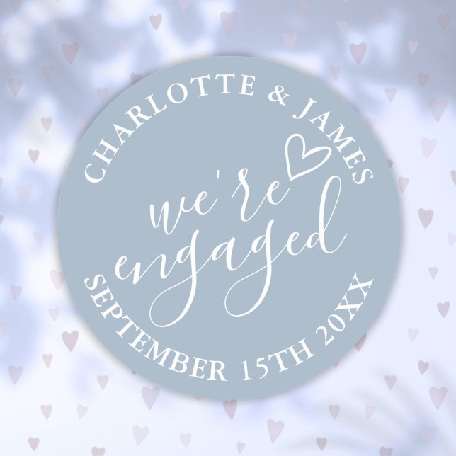 Pegatina Redonda Nos comprometemos con el Partido Dusty Blue (We're Engaged Engagement Party Dusty Blue Classic Round Sticker)