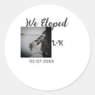 Pegatina Redonda Nos escapamos recién casados agregar foto nombre l