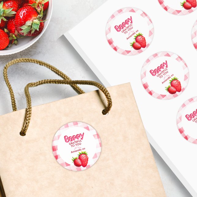 Pegatina Redonda Novia Agradecida Tribu de Fresa Picnic de Fresa Gr (Berry Grateful Thank You Round Stickers for Bachelorette Hen Party Favor Gift Strawberry Picnic Chic)