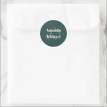 Pegatina Redonda Novia moderna verde esmeralda simple y groom<br><div class="desc">Proyecte un sentido de simplicidad moderna con este diseño elegante y sencillo de pegatina de novios y novios en la popular elección de color - verde esmeralda con texto crudo claro. Los nombres de las novias y novios aparecen en negrita con un gran y elegante ampersor y se unen a...</div>