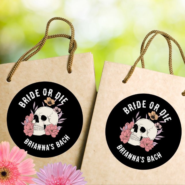 Pegatina Redonda Novia o muere fiesta de despedida de soltera con c (Bride or die black retro skull bachelorette party stickers till death do us party stickers)