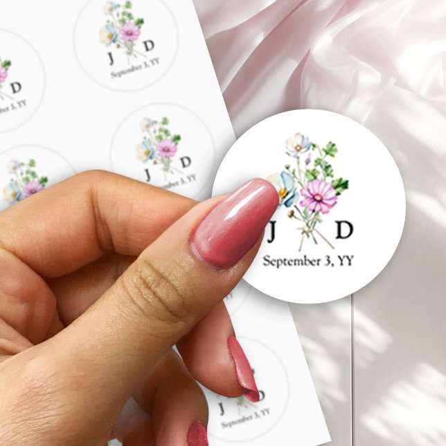 Pegatina Redonda Novia y Groom Iniciales Monograma de la posada de  (Floral Monogrammed wedding stickers from the Wildflower Garden Wedding Collection by Darling & May)