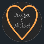 Pegatina Redonda Novia y Groom (Personalizable)<br><div class="desc">Un gran pegatina para una ducha de boda,  una fiesta de compromiso o un regalo.</div>