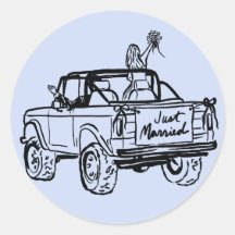 novia y novio en un SUV de recién casados