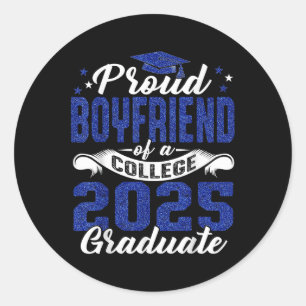 Pegatina Redonda Novio Orgulloso De Camiseta Universitaria De Gradu